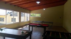 ein Zimmer mit einer Tischtennisplatte und 2 Tischen in der Unterkunft Las Tranqueritas in Trapiche