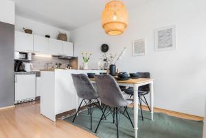 a kitchen and dining room with a table and chairs at Ruhiges und modernes Zuhause in Münster