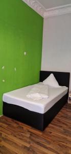 Ein Bett oder Betten in einem Zimmer der Unterkunft WOHNUNG IN KAISERSLAUTERN