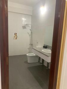a bathroom with a toilet and a sink at Khách sạn lê lợi in Quang Ngai