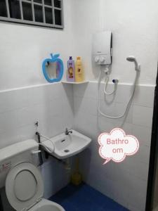 ein Bad mit einem WC und einem Waschbecken in der Unterkunft Simpang Ampat QQ in Simpang Ampat