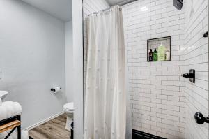 cortina de ducha blanca en el baño con aseo en Charming Getaway in Stillwater, en Stillwater