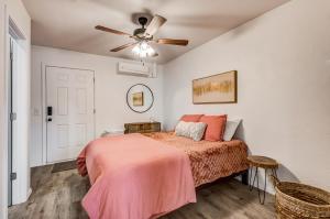 um quarto com uma cama e uma ventoinha de tecto em Charming Getaway in Stillwater em Stillwater