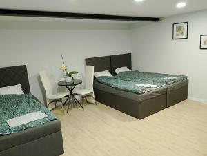מיטה או מיטות בחדר ב-Apartament nad potokiem I