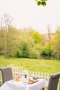 Una cerca blanca con una mesa con comida. en Haus am Walde en Bad Fallingbostel