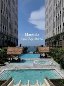 a pool in the middle of two tall buildings at Apec Mandala Chambay Mũi Né in Ấp Thiẹn Ái
