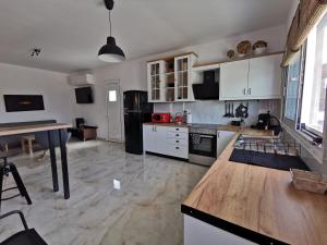 Dapur atau dapur kecil di Mika's B luxury House near Faliraki