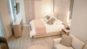Cama ou camas em um quarto em Le Parc Hotel, Beyond Stars