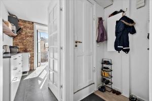 Una puerta blanca en una cocina con pasillo en Full apartment 4min from the City Center, en Copenhague