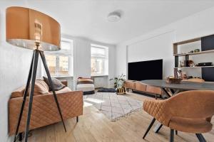 sala de estar con sofá y mesa en Full apartment 4min from the City Center, en Copenhague
