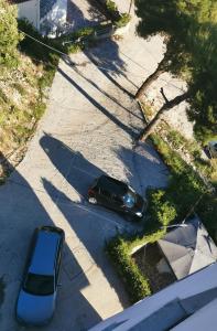 an aerial view of a car parked in a driveway at Davids Apartments in Sarandë