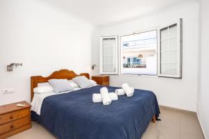 een slaapkamer met een bed met 2 kussens erop bij Preciosas vistas en Es Grau in Es Grau