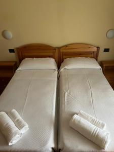 zwei Betten stehen nebeneinander in einem Schlafzimmer in der Unterkunft Hotel Giotto in Garda