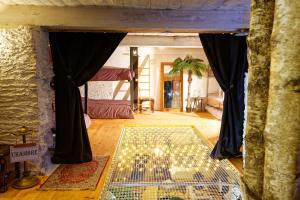 Le Deck'Halage في Malestroit: غرفة بسرير وسجادة على الأرض