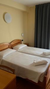 2 Einzelbetten in einem Zimmer mit Fenster in der Unterkunft Hotel Giotto in Garda