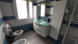 W łazience znajduje się umywalka, toaleta i lustro. w obiekcie Eden w Bolonii