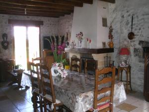 uma sala de jantar com uma mesa e uma lareira em Chambre Sologne em Saint-Julien-sur-Cher