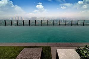 einen Pool mit Stadtblick in der Unterkunft F 2 Rooms PJ Near SunwayPyramid 100MbpsWifi 中文房东 in Petaling Jaya