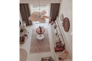 een woonkamer met een plafondventilator en een tafel bij Pilos Suites in Turunc