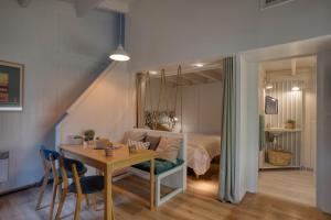ein Esszimmer mit einem Tisch und ein Schlafzimmer in der Unterkunft Slow Village Saint-Martin-de-Ré in Saint-Martin-de-Ré + 111 Fotos