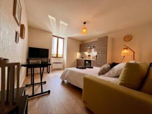 Μια τηλεόραση ή/και κέντρο ψυχαγωγίας στο Appartement 4 prsn Au pied de la Citadelle