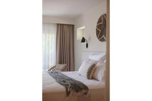 Кровать или кровати в номере Pilos Suites