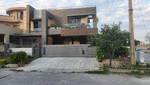 una casa con una valla delante de ella en Modern luxury home located in centre of Islamabad en Islamabad