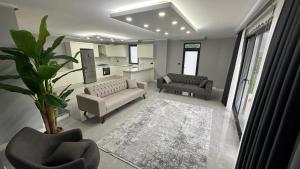 Una sala de estar con dos sofás y una alfombra. en Greenplain Luxury, en Trabzon