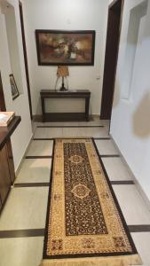un pasillo con una alfombra en el suelo en una casa en Modern luxury home located in centre of Islamabad, en Islamabad