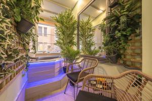 una habitación con plantas, fregadero y sillas en Ermis exclusive apt in Kolonaki, en Atenas