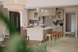 A kitchen or kitchenette at Stockbridge Cottage At Tapnell Farm