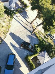 an aerial view of a car parked in a parking lot at Davids Apartments in Sarandë