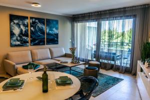 a living room with a couch and a table at Luxe apartment Del Mare in Podstrana