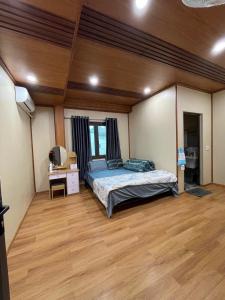 a bedroom with a bed and a desk in it at mộc châu homestay in Làng Môn