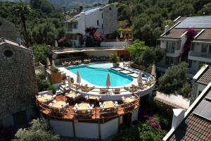 an overhead view of a swimming pool in a building at Pilos Suites in Turunç