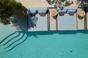 an overhead view of a swimming pool with chairs and a pool at Pilos Suites in Turunç