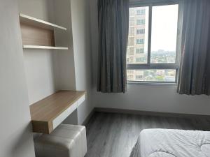 una camera con letto, scrivania e finestra di Centric 2bedrooms and 2 bathrooms suite a Bangkok