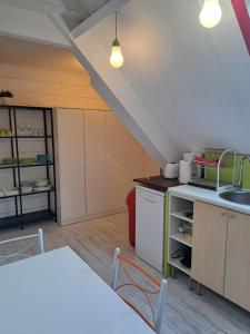 Een keuken of kitchenette bij La Jauchelle