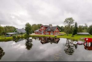 uma casa grande num lago com uma casa em Oraveski talu em Lodja