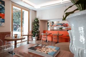 ローマにあるHotel Via Venetoのリビングルーム(テーブル付)、キッチン