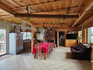 uma cozinha com uma mesa com uma toalha de mesa vermelha em Oraveski talu em Lodja