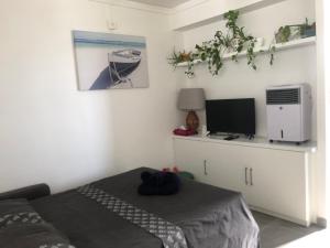 Postel nebo postele na pokoji v ubytování Studio Chez Anna - vue mer et piscine