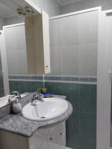 un baño con lavabo y espejo en Casa Rural CRISALÉN, en Cazorla