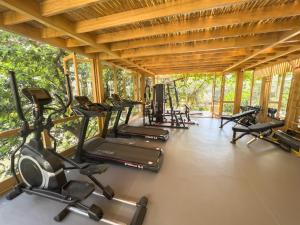 een fitnessruimte met diverse loopbanden en hometrainers bij Pilos Suites in Turunc