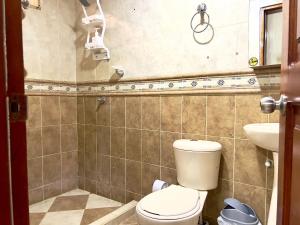 a bathroom with a toilet and a sink at Apartamento Premium Cerca de Todo in Valledupar