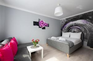 - un salon avec un lit et un canapé dans l'établissement Apartament blisko ZOO, Orientarium oraz Atlas Areny, à Łódź