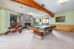 um quarto com uma mesa de bilhar e uma lareira em Hilltop Serenity - entire cabin- scenic oasis 