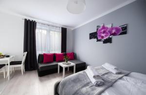 - une chambre avec un lit, une table et un canapé dans l'établissement Apartament blisko ZOO, Orientarium oraz Atlas Areny, à Łódź
