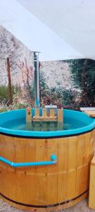 a large wooden barrel with a pool of water at Hermoso Domo privado para 2 personas con tinaja-Cochiguaz Valle De Elqui in Paihuano