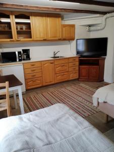 Η κουζίνα ή μικρή κουζίνα στο Saunallinen huone omakotitalossa - old wooden house- own sauna +6 φωτογραφίες